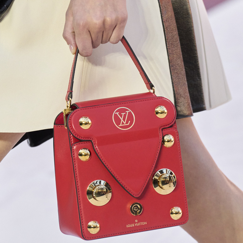 حقائب يد باللون الأحمر لإضفاء الجاذبية على إختياراتك