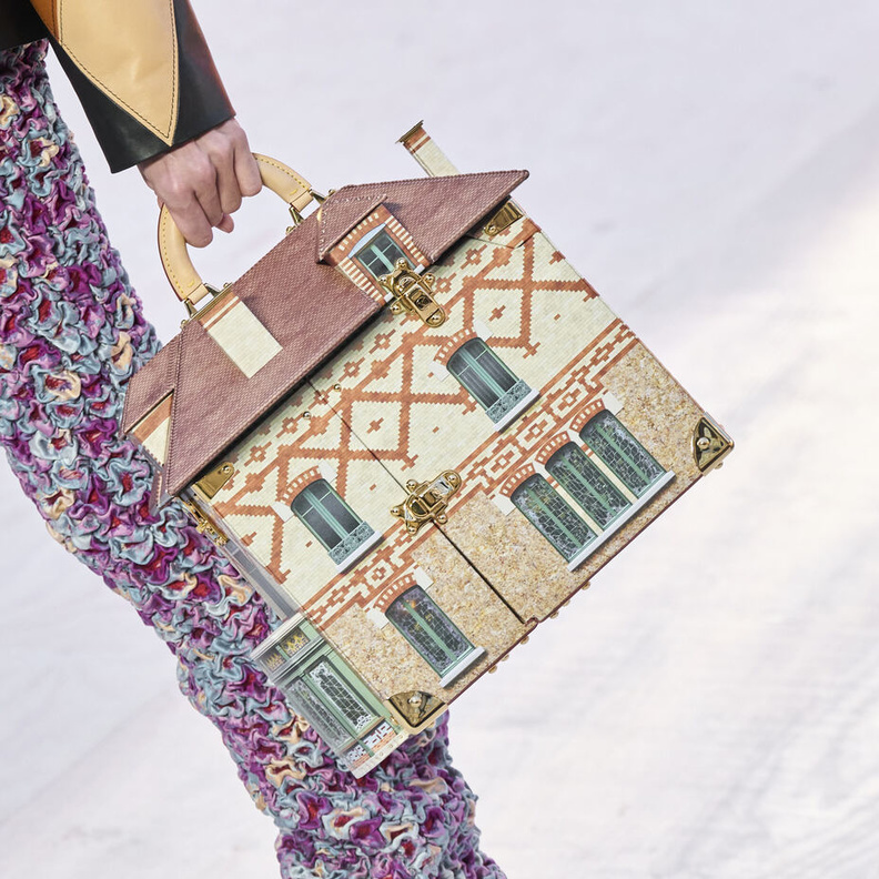 أبرز صيحات الحقائب الهندسية مع الرسمات