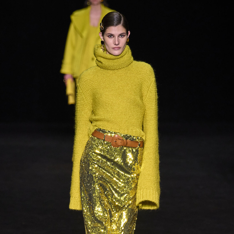 إستعدّي لخريف أنيق بموضة التوبات الصفراء 