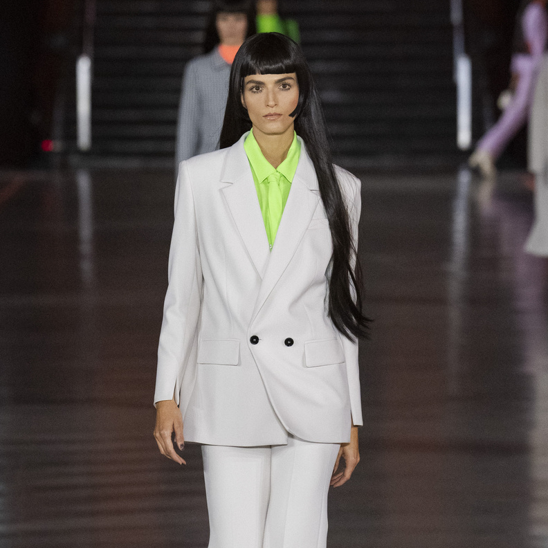 سراويل باللون الأبيض يمكن إختيارها في الخريف