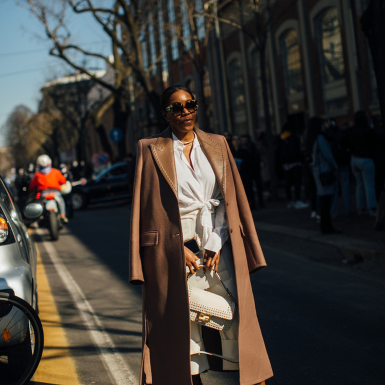 اللون البني