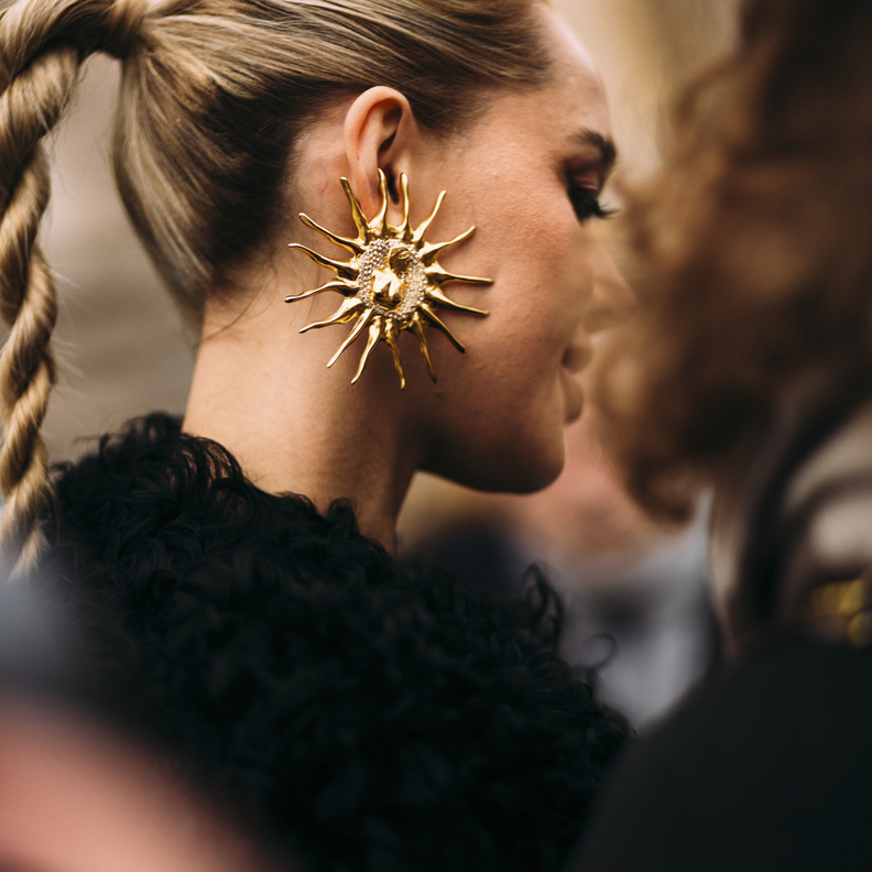 موضة الأقراط الذهبية لمسة من الشياكة مع أجمل الأكسسوارات 