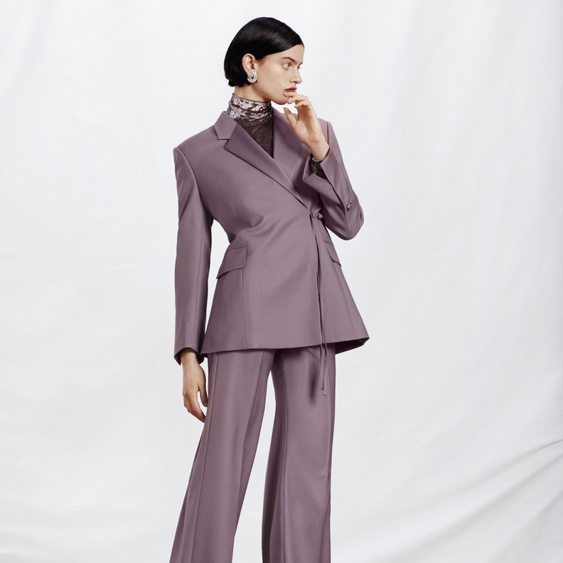 البدلات الرسمية الراقية عنوان أناقتك في يوم المرأة الإماراتية