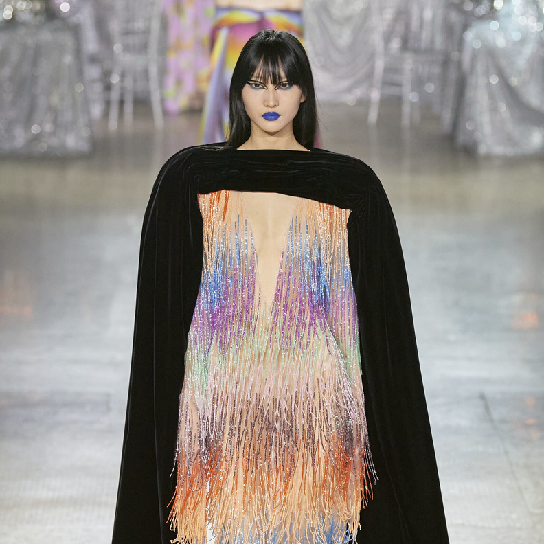 فساتين قصيرة مع الشراريب الملونة