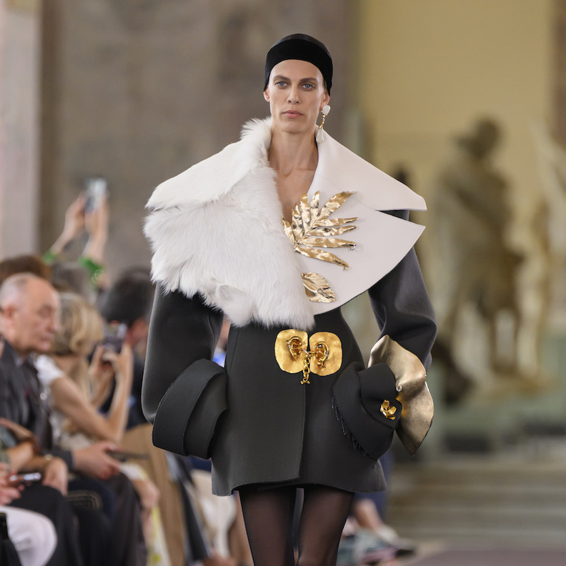 إكسسوارات الأزياء الراقية تعبير فني يتجاوز حدود الواقع ويدخل عالم الخيال