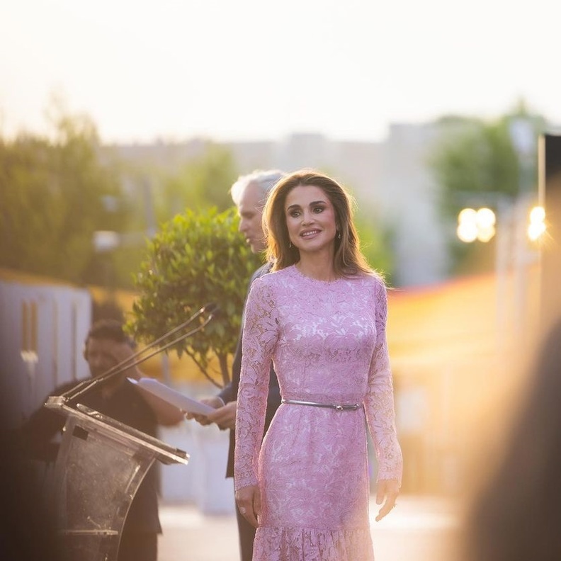 فساتين دانتيل زهرية ومطبعة بالورود