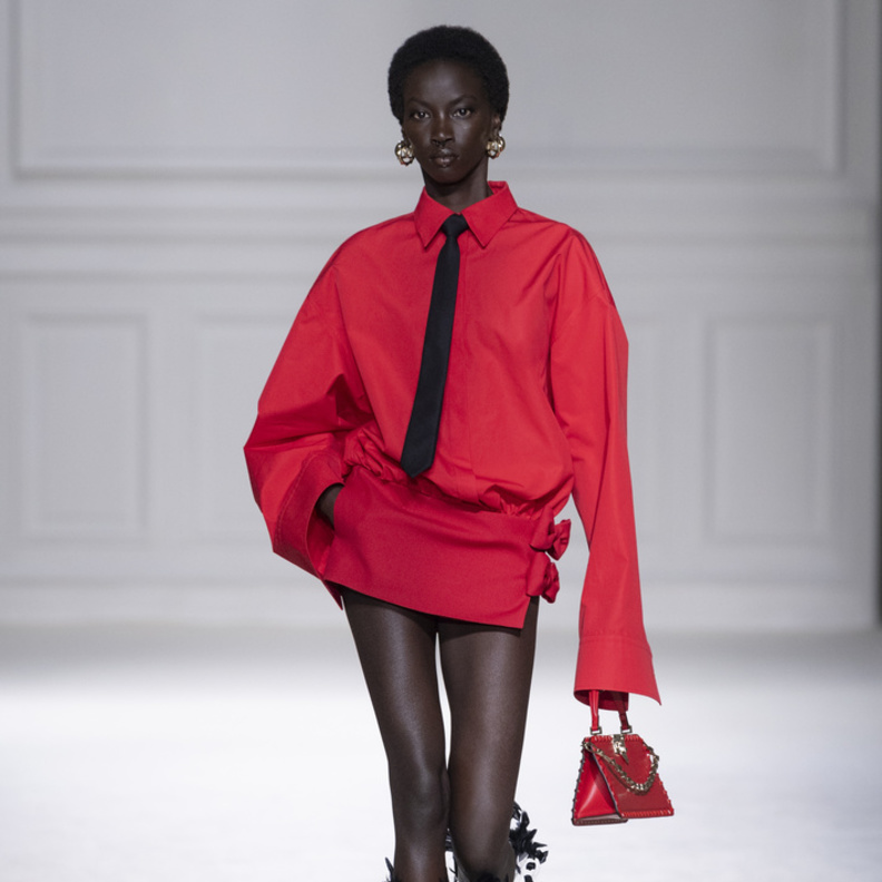 إطلالة لافتة من Valentino