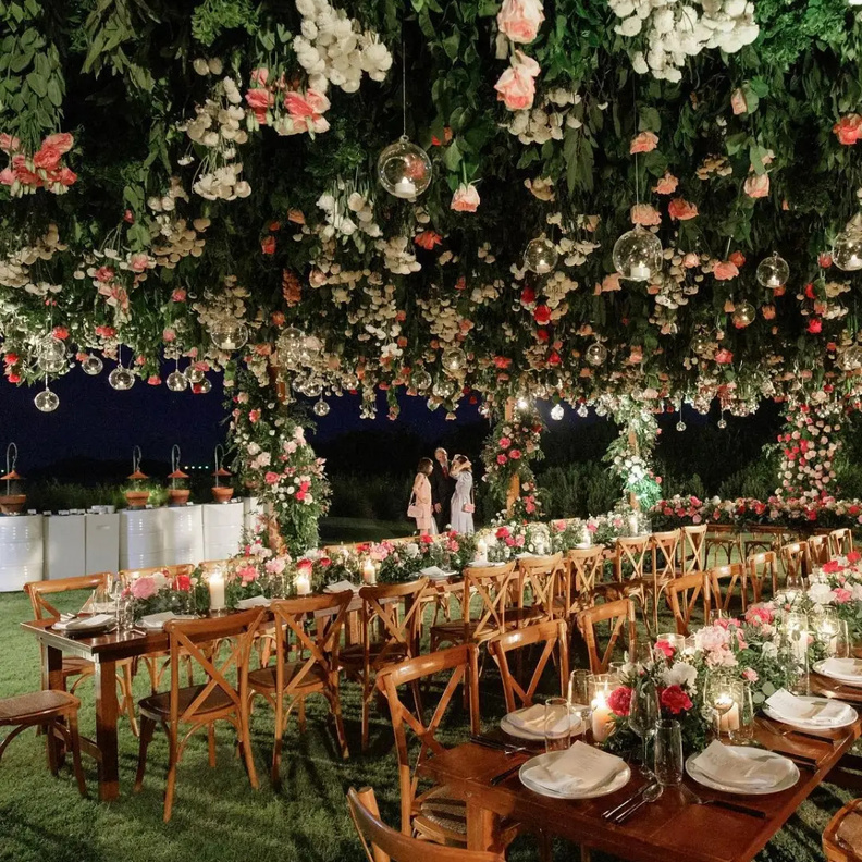 الأصفر البني الشاحب (القريب من البيج) والبني الشوكولاتي