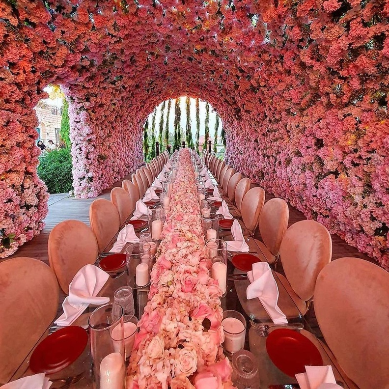 ثيم الزفاف باللون الزهري موضة  أعراس الموسم