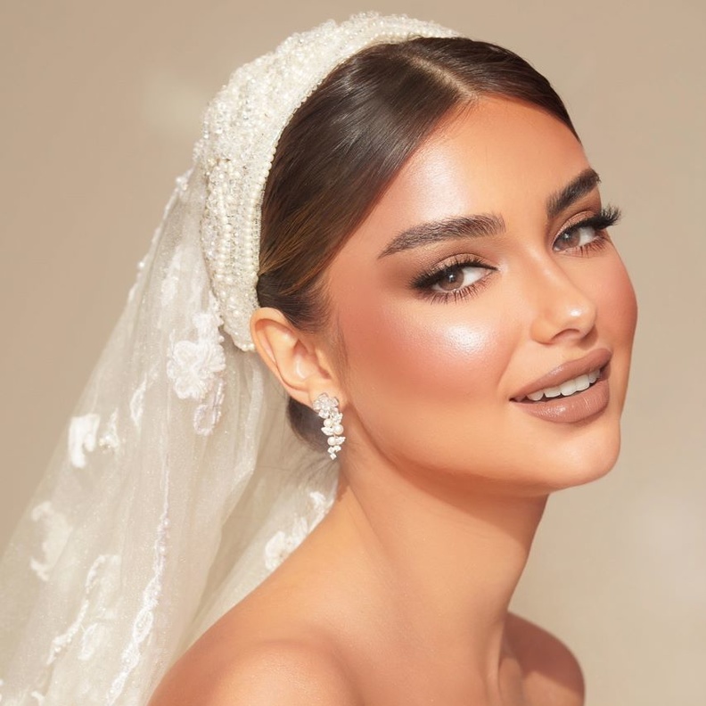 مصففة الشعر "ساره عمر" لـعروس "هي":  "الكلاسيكية والنعومة موضة العروس الدائمة"