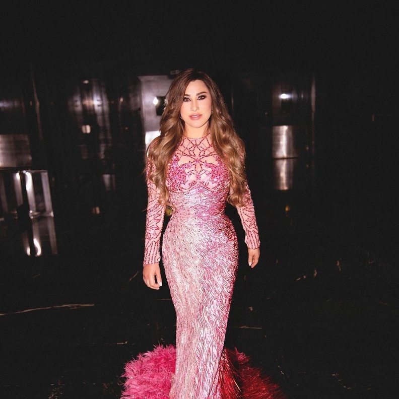 الأزياء البراقة تحافظ على مكانتها في الصيف..إليك مجموعة من أحدث اطلالات النجمات