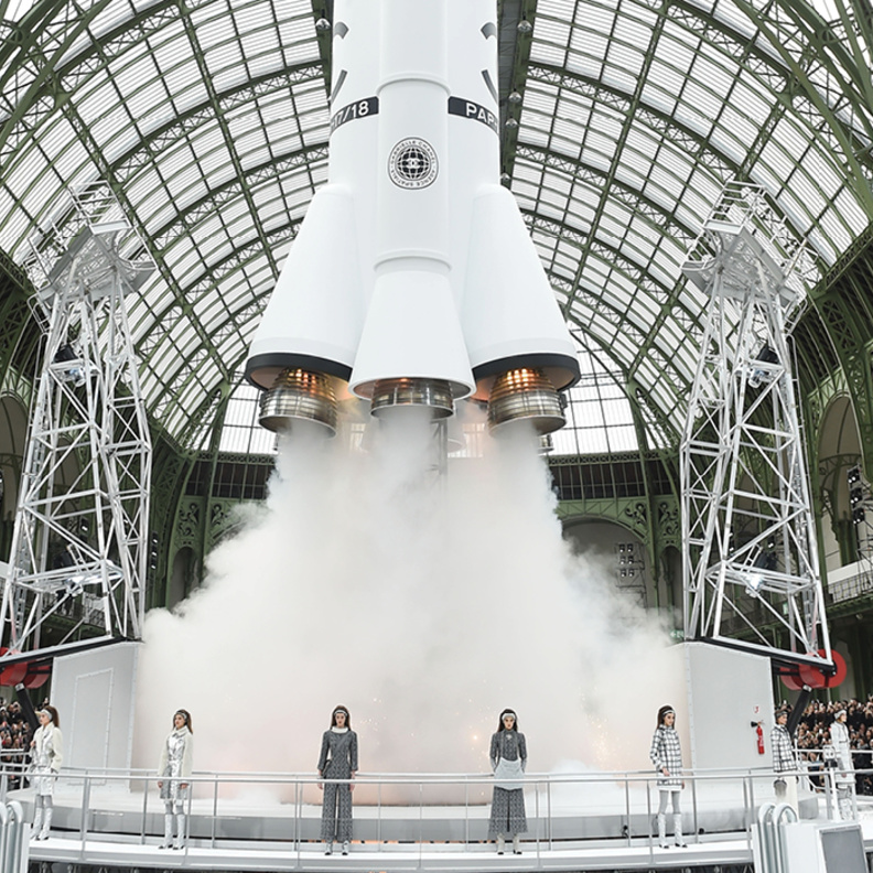 الأحذية الرياضية تسير نحو المستقبل بخطوات أنيقة ومريحة