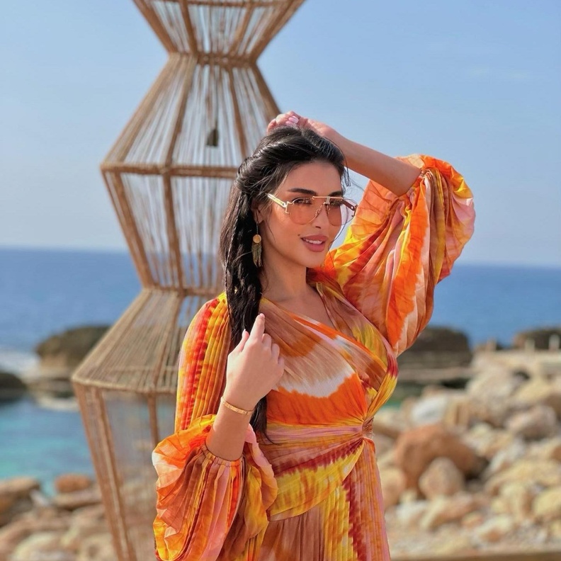 أساور ياسمين صبري Love من Cartier