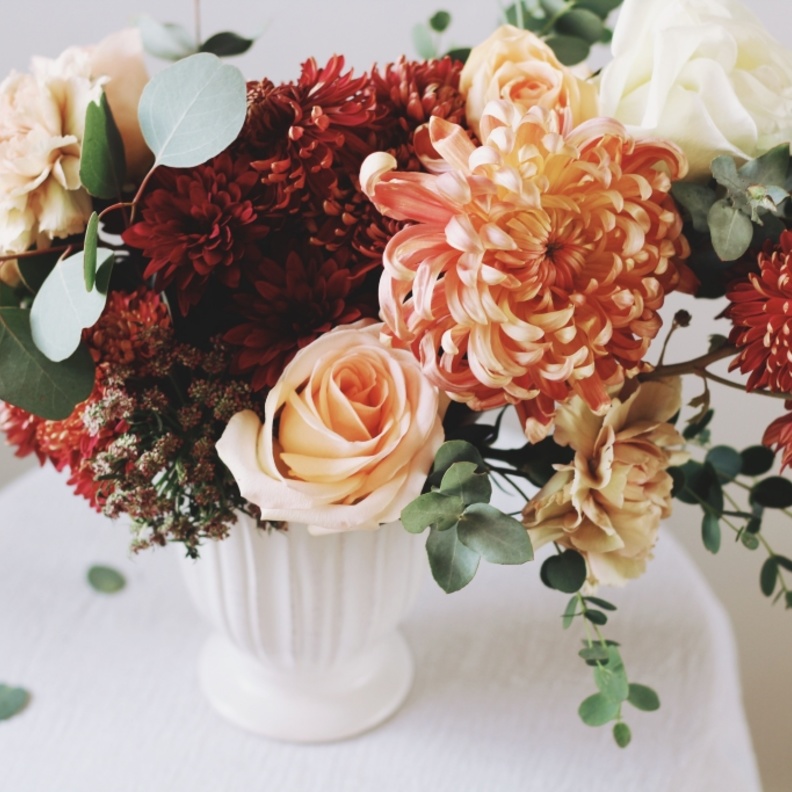 أفكار رائعة لديكور طاولات حفلات الزفاف الخريفية بزهور الأقحوان