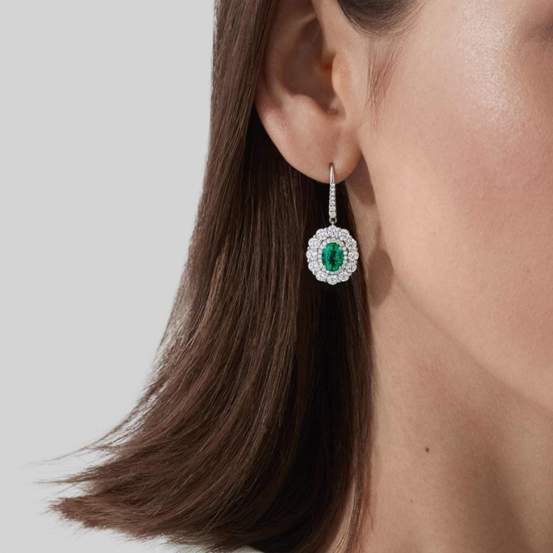 أقراط أذن مرصعة بالألماس والزمرد من غرارد Garrard