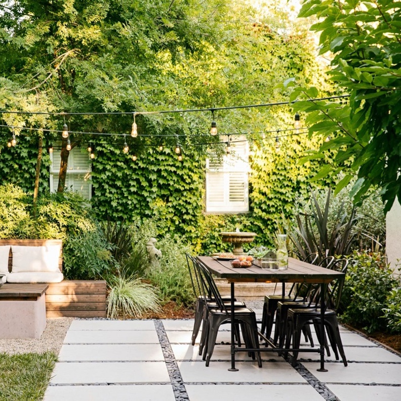 كيفية جعل الفناء الخلفي الصغير يبدو أكبر.. 6 حيل ذكية لتحقيق أقصى استفادة