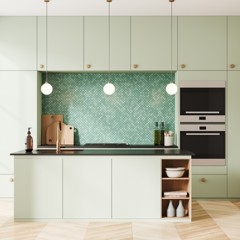 اجمعي بين الدرجات الفاتحة للأخضر لتتماشى مع اللون الأبيض للجدران