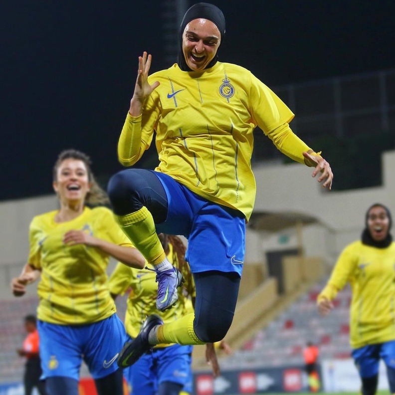 عادت من الاعتزال لتحقق أحلامها في الملاعب السعودية.. قصة ملهمة للاعبة النصر السعودي لينا بوساحة