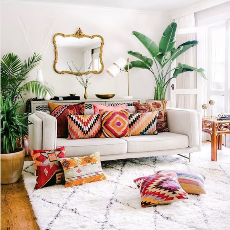 اختاري مجموعة من وسائد الرمي throw pillows ووزعيها في أركان غرفة المعيشة