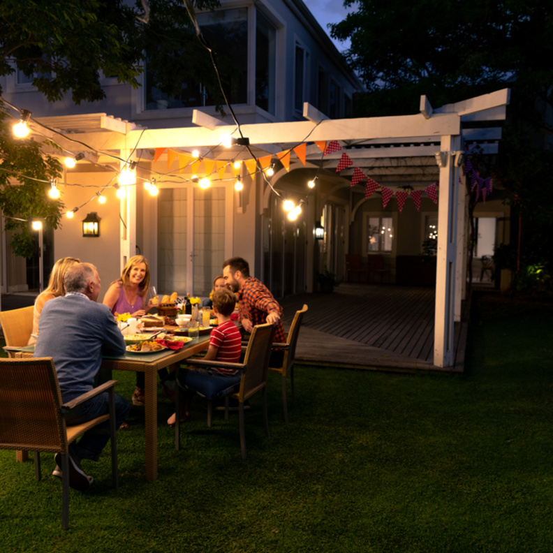 اسنعيني بالمصابيح الشريطية string lights لإضاءة رائعة لفنائك الخلفي