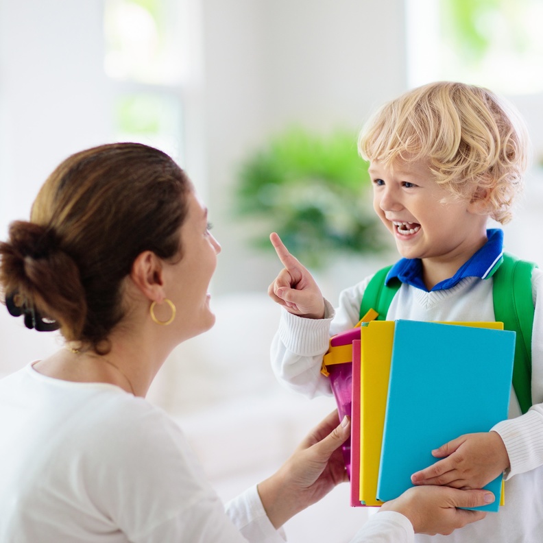 اصطحاب الطفل إلى المدرسة قبل بدء الدراسة يساعده في التعرف عليها ويحفزه على الذهاب إليها بسعادة