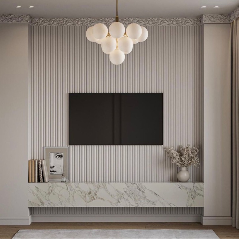 اكسسوارات بسيطة أمام جدار التلفاز لا تعيق الرؤية