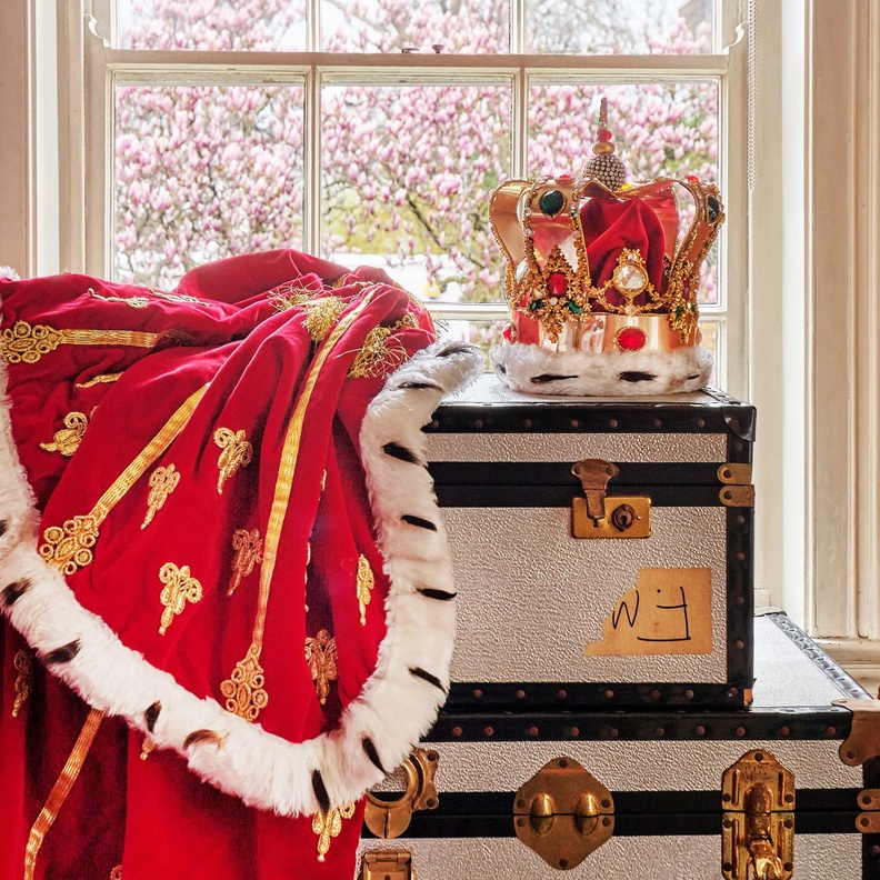 التاج والعباءة الأيقونية التي ارتداها فريدي ميركوري في نهاية جولة The Magic Tour 