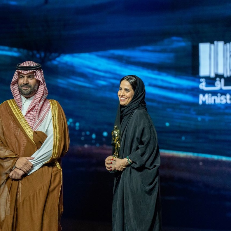 لينا الخريجي مالكة ومصممة علامة شارمالينا تتسلم جائزة الأزياء