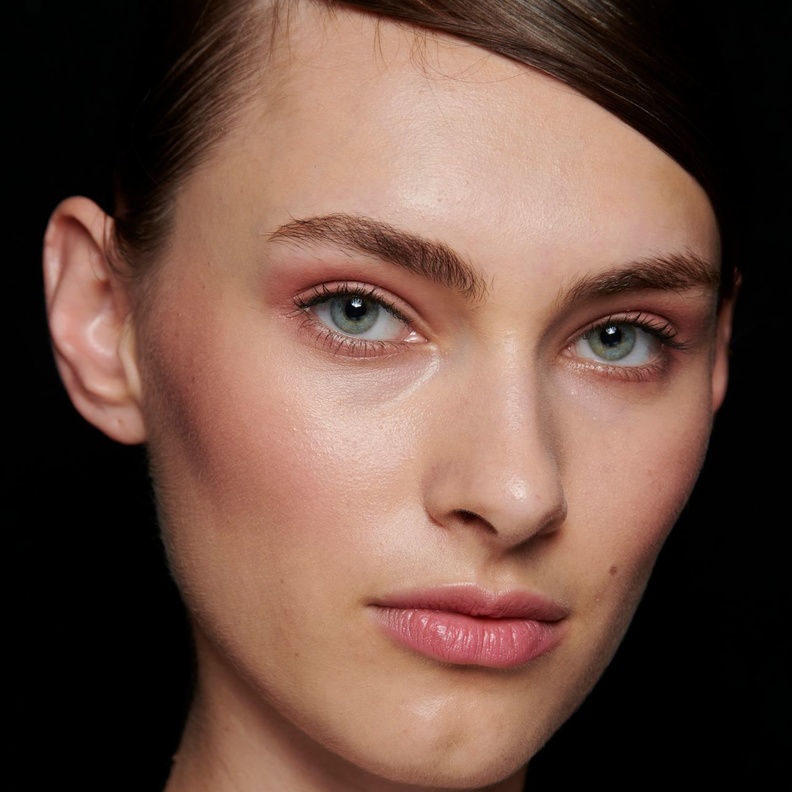 المكياج الملون صيحة مستمرة في صيف 2024.. إليك أفكار متجددة لاختيارها من عروض نيويورك