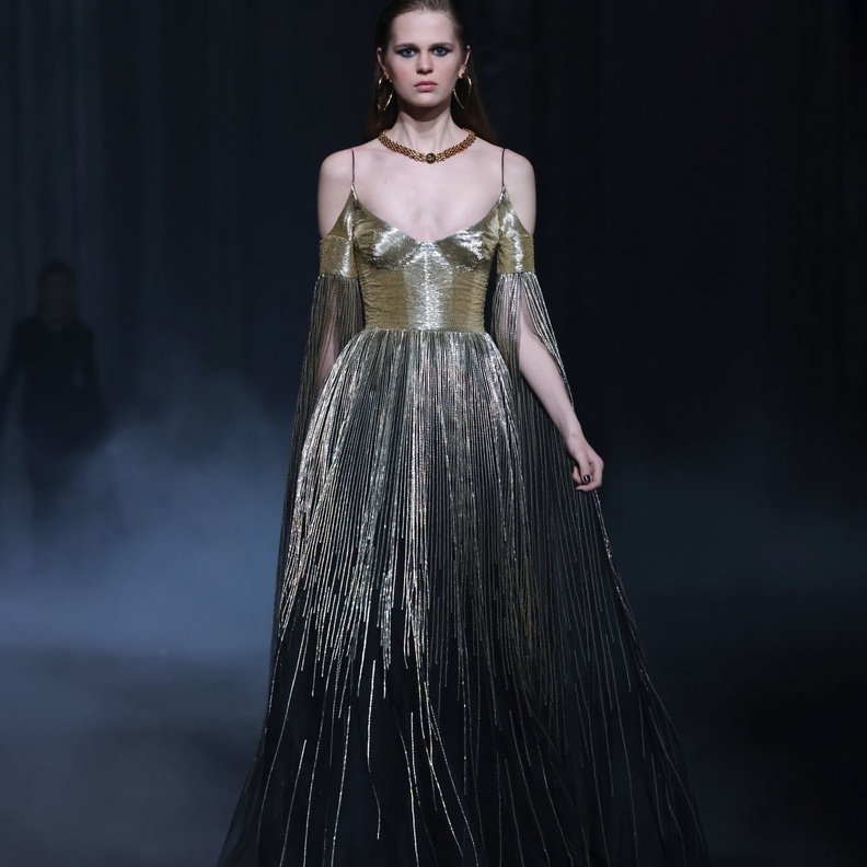 فساتين خريف 2023 .. الميتالك والطبعات الهادئة أبرزها مع رقة السواريه