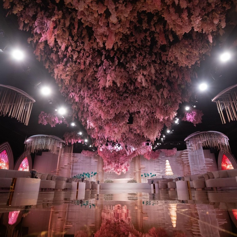 الورود طاغية في زفاف من تصميم طوني بريس