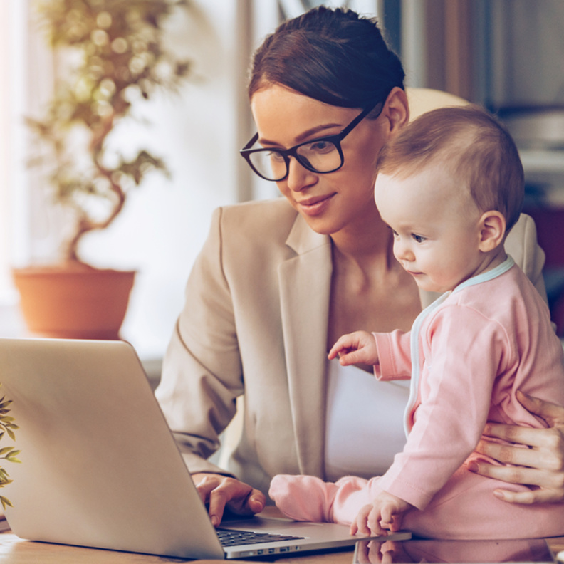 ما بين العمل والمنزل... نصائح لتنظيم وقت الأم العاملة