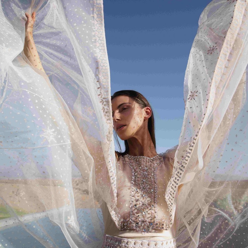 المصممة أمل الرئيسي تجمع مجد الحضارات في عباءات خريف وشتاء 2023