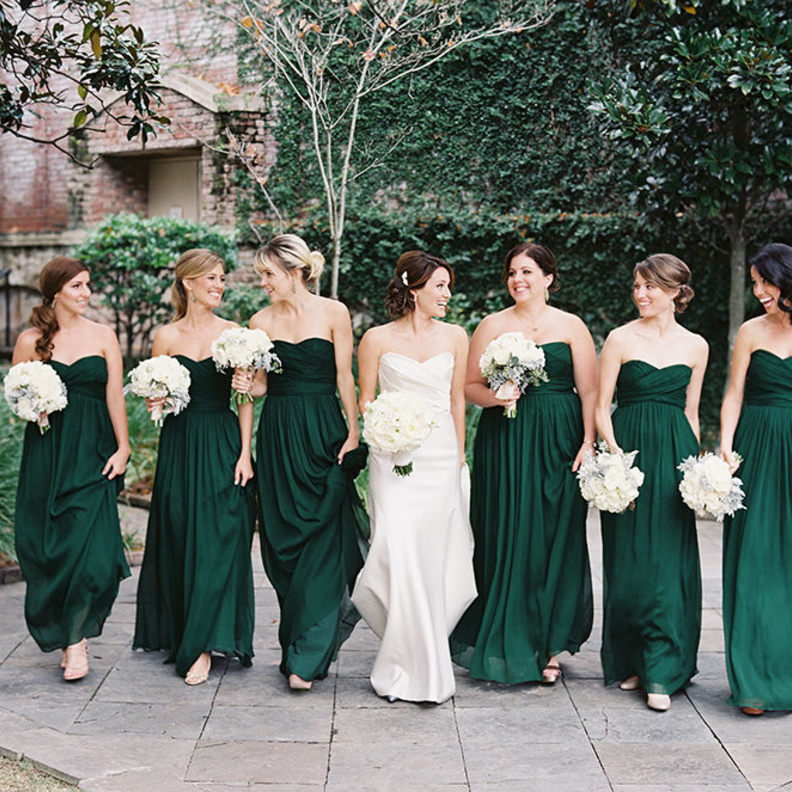 ثيم الزفاف الأخضر ينطبق على فساتين الوصيفات