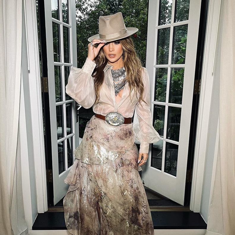 نجمات العالم تتلألأ بقطع مجوهرات براقة في عرض أزياء مجموعة Ralph Lauren لربيع وصيف 2024.. من الأجمل؟