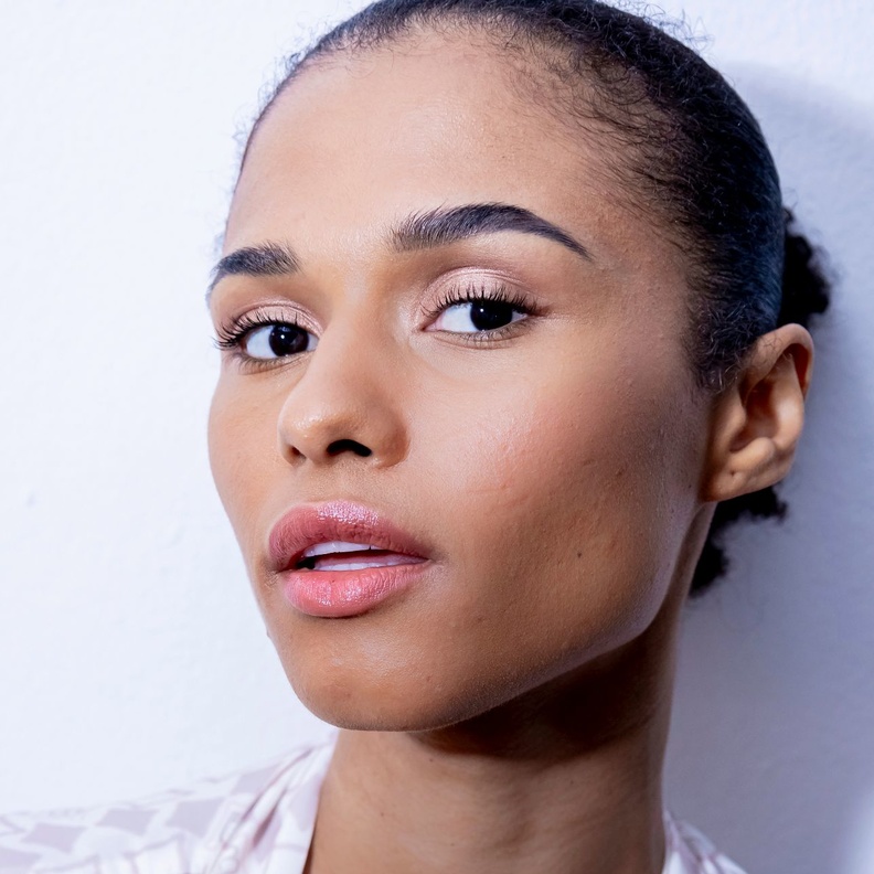 فن إخفاء حب الشباب لإطلالة مكياج خالية من الشوائببمستحضرات جديدة ومجربة