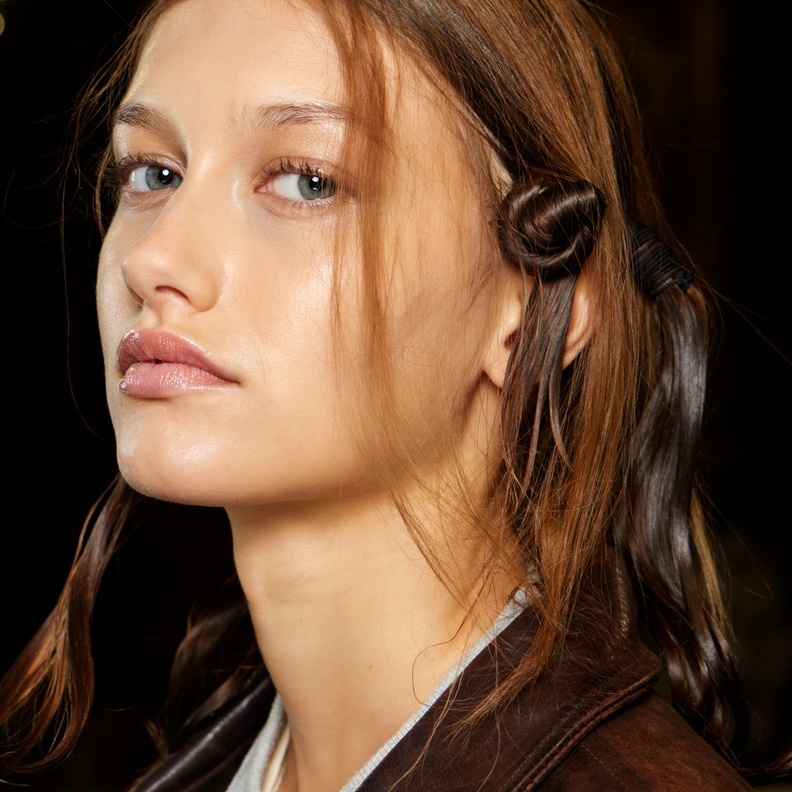 مكياج صباحي مشرق للجامعيات بمستحضرات جمالية مصغرة لا غنى عنها في حقيبتك الجامعية