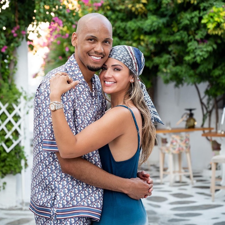 جولة خاصة في صندوق مجوهرات زوجات لاعبي منتخب البرازيل