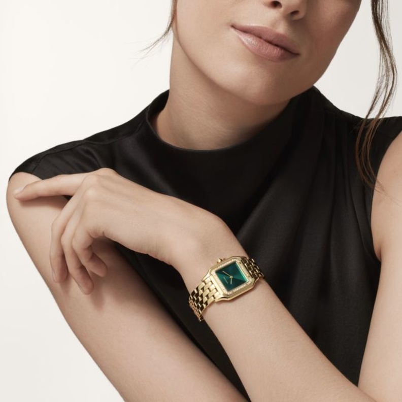 ساعات يد نسائية باللون الأخضر لتعكسي أجواء اليوم الوطني السعودي