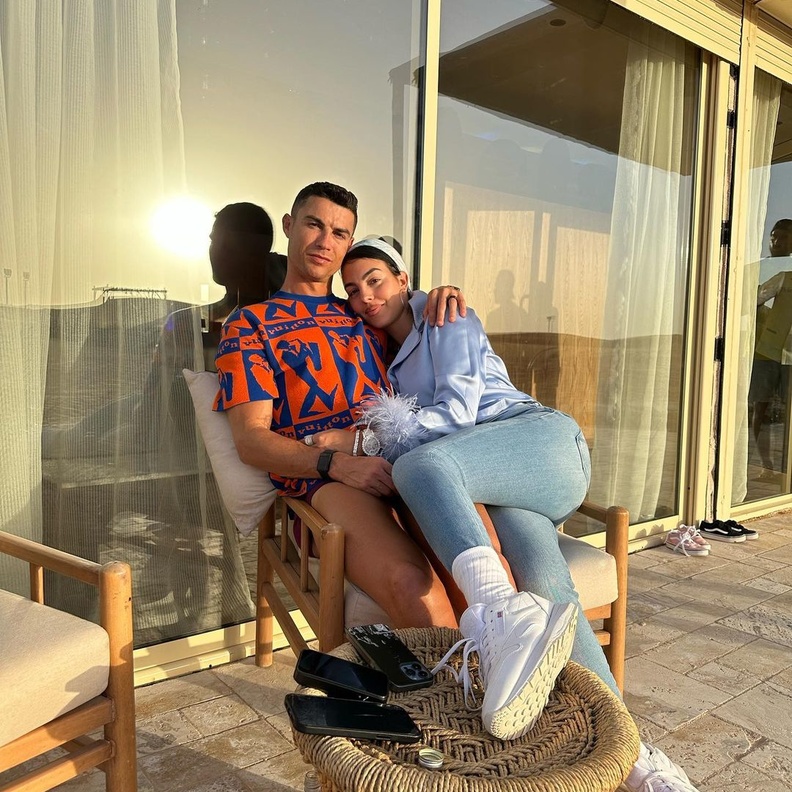 صورة رومانسية لرونالدو وجورجينا في الرياض