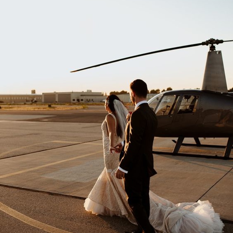 عروسان بين مدرج المطار