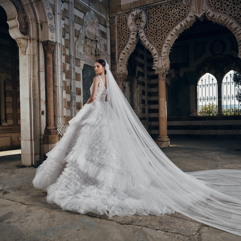 عبد محفوظ يعيد تشكيل صناعة فساتين الزفاف في نهضة جديدة وهذا ما رواه لنا عن مجموعة "زهور العروس"