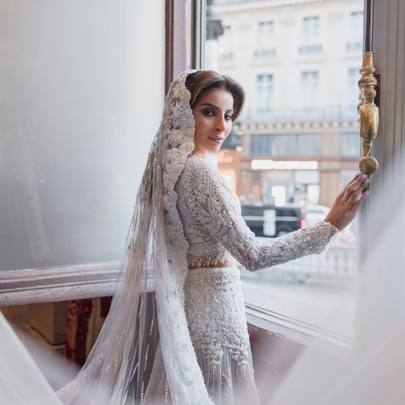 فستان زفاف روزمين مادهافجي من تصميم Faraz Manan