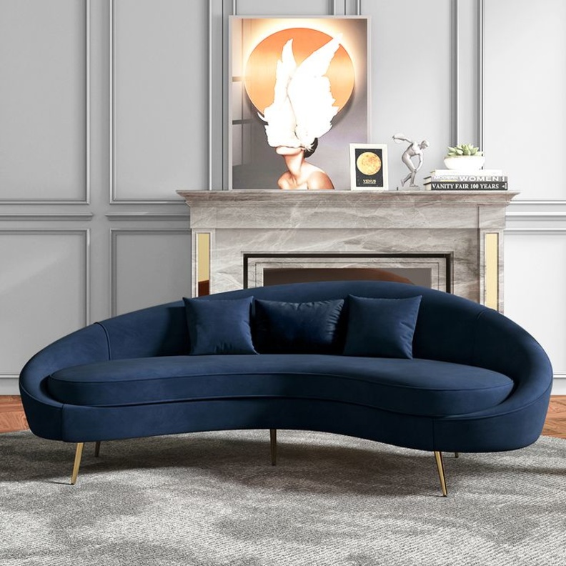 كنب منحني بلون كحلي وقماش مخملي ناعم ودافئ