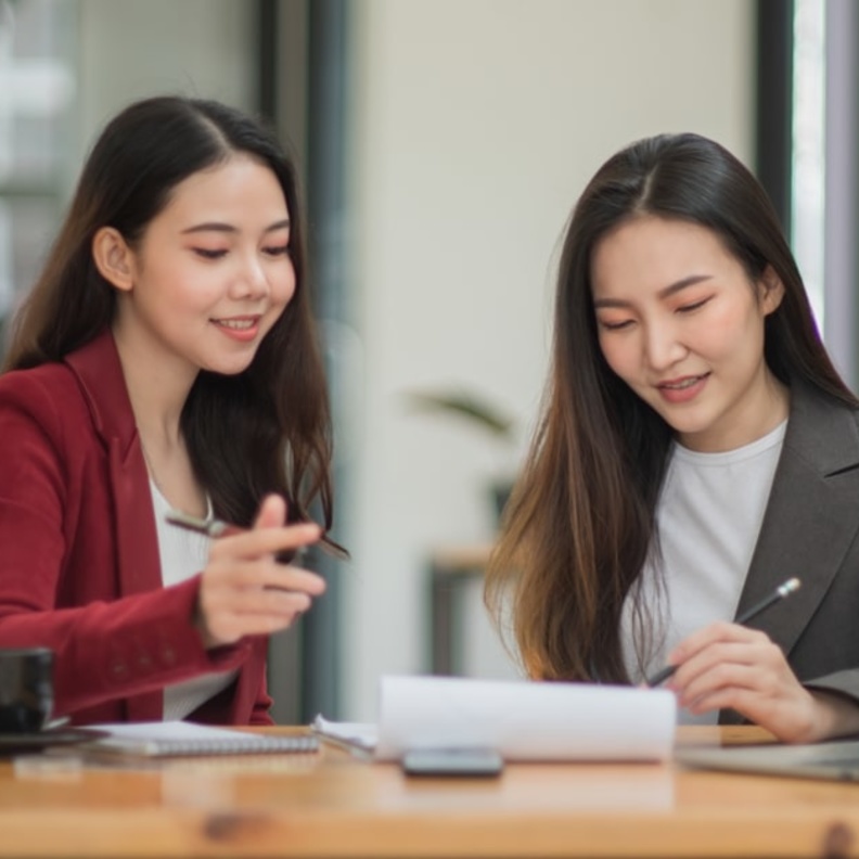 كيف تنتقلين من الانطوائية إلى المشاركة بفاعلية واستراتيجيات التعامل مع الآخرين