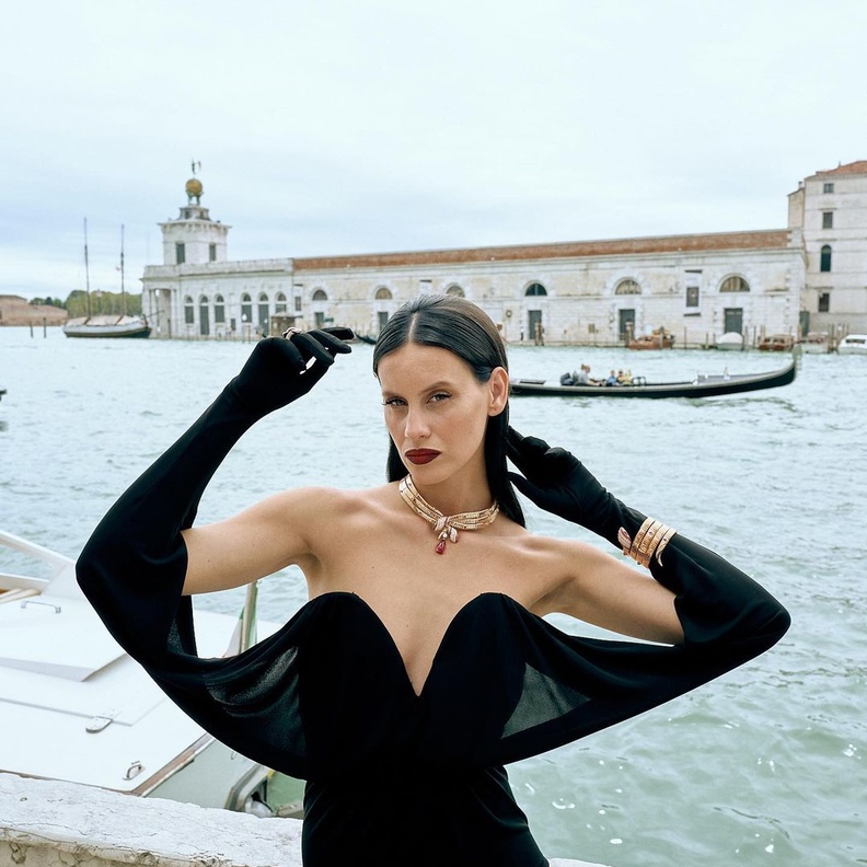 لليوم الثاني.. تصاميم مجوهرات النجمات تٌزين السجادة الحمراء في مهرجان فينيسيا Venice Film Festival 2023