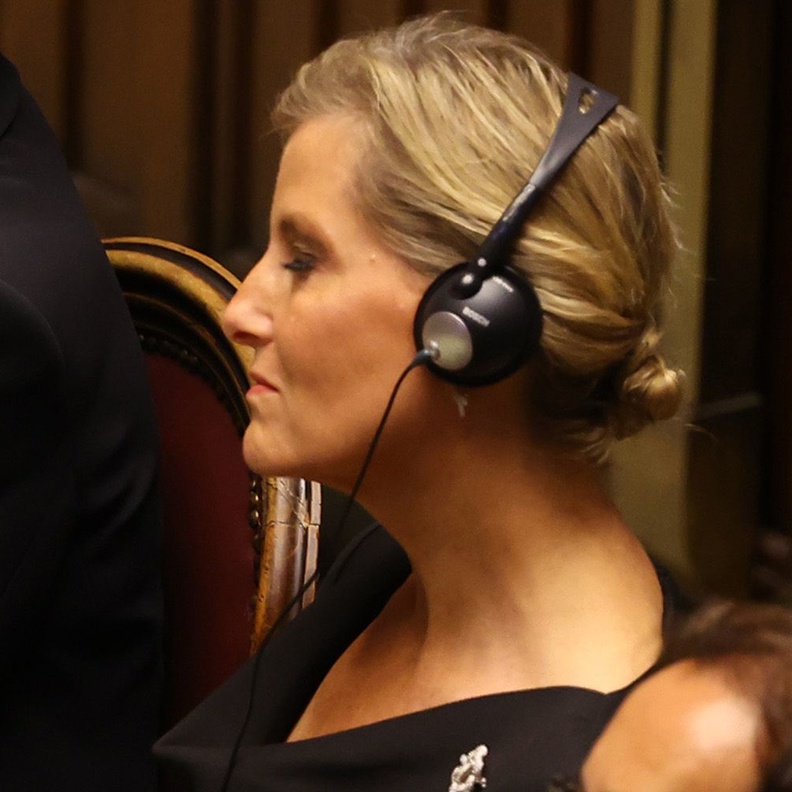 لماذا ارتدت صوفي دوقة إدنبره سماعات رأس خلال جنازة الرئيس الإيطالي السابق