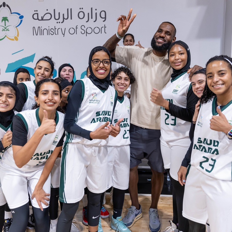 نجم كرة السلة العالمي وNBA في المملكة