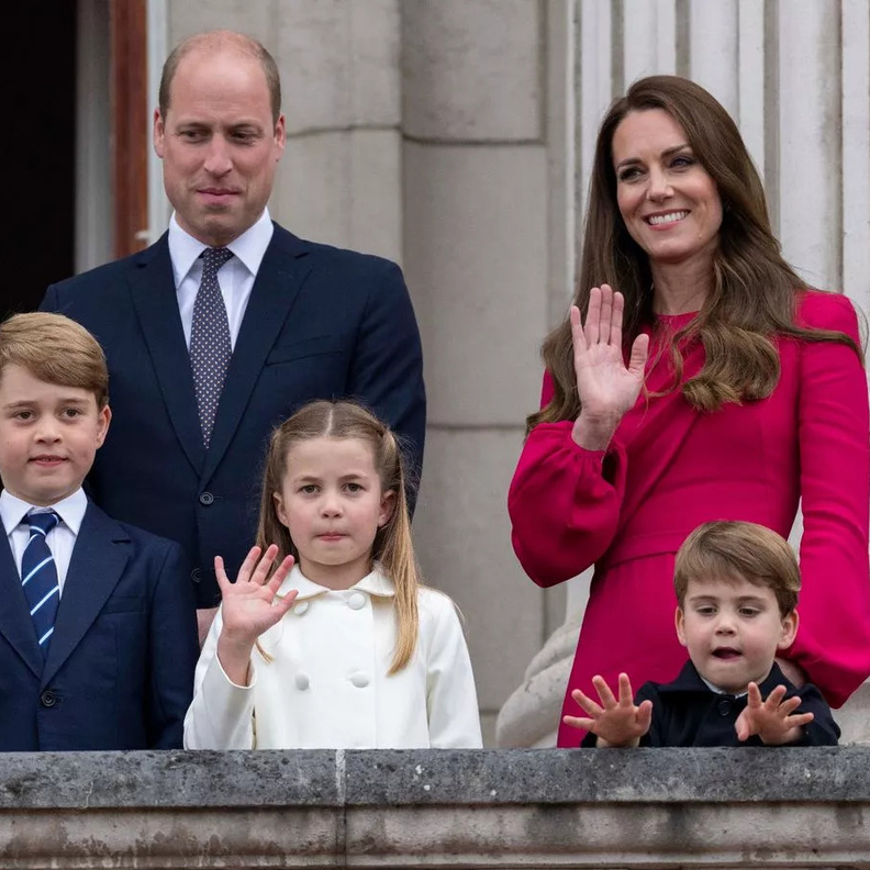 ما السبب الذي يجعل أطفال أمير وأميرة ويلز الثلاثة يذهبون إلى المدرسة في أيام السبت؟