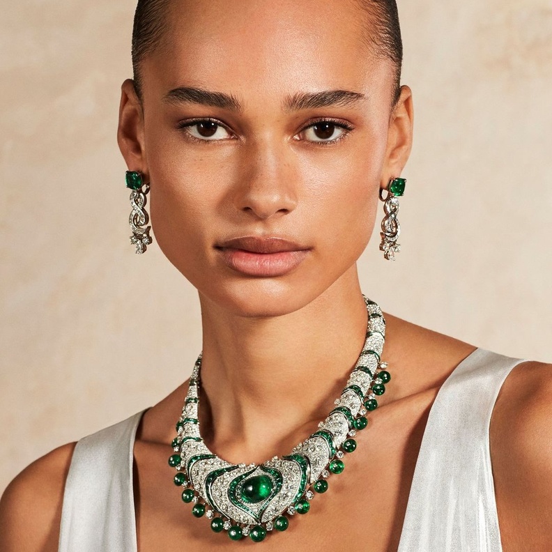 ماذا يحدث حين نختار مجوهرات مرصّعة بحجر الزمرد؟